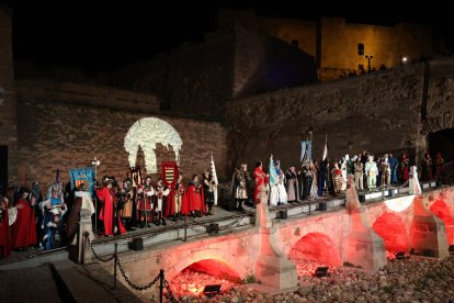 El Pont Llevadís de la Seu Vella es va convertir ahir a la nit en l’escenari de la batalla final de la Festa de Moros i Cristians de Lleida. - AMADO FORROLLA