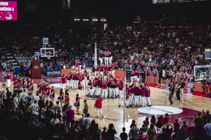 L’actuació dels Castellers de Lleida va posar el colofó a la que va ser una festa per celebrar la permanència.