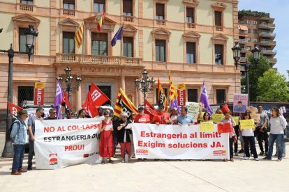 Els treballadors de l’oficina d’Estrangeria de Lleida es van concentrar ahir davant la subdelegació amb sindicats i entitats. - MAGDALENA ALTISENT