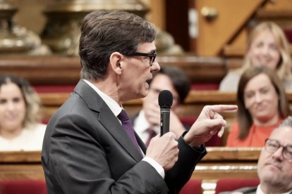 Salvador Illa intervenint ahir en el ple celebrat al Parlament de Catalunya. - ACN