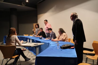 Bosch i Quintana deixen el ple mentre el portaveu socialista s’hi reincorpora després de plantar-lo. - AMADO FORROLLA