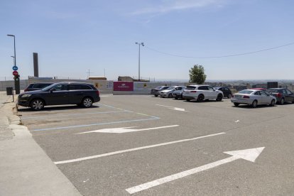 Vista de l’actual pàrquing i la zona on estava el dipòsit, tancada, al fons. - JORDI ECHEVARRIA