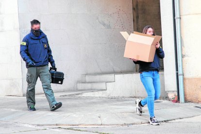 Moment del trasllat d’un dels detinguts ahir al matí a Tàrrega. - LAIA PEDRÓS