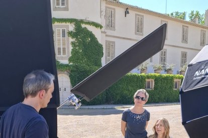 Lluïsa Pla i Mireia González, en el rodatge al Castell del Remei.