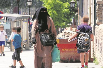 Imatge d’arxiu d’una dona amb nicab a Lleida - SEGRE