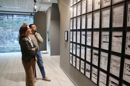 Visitants durant la inauguració de l’exposició, abans que fos cancel·lada. - ACN / M. R. / ANA
