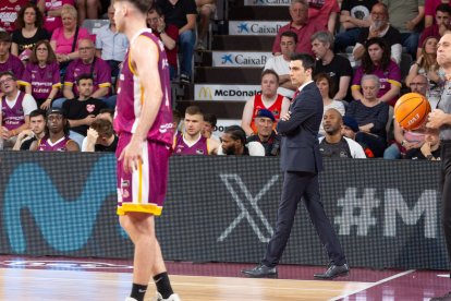 Gerard Encuentra, observant els seus jugadors a la pista durant l’últim partit. - JAVI ENJUANES