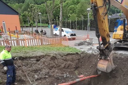 Garantir servicis basics- Assegurar er abastament d’aigua a ua poblacion creishenta e variabla, que se duplique en periòdes de vacances, ei un des objectius der Ajuntament de Les entà refortilhar eth subministre damb ajuts des diuèrses administracions. - AJUNTAMENT DE LES