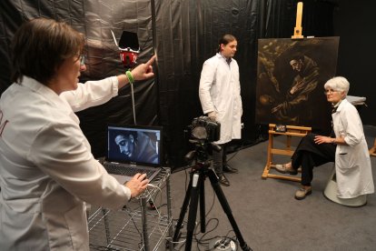 L’investigador Marc Borràs i la directora, María Antonia Argelich, vora el Greco analitzat, amb la fotògrafa Iolanda Gòdia en primer pla. - AMADO FORROLLA