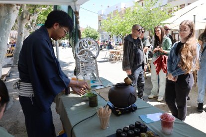 Bonsais, te i gelats japonesos no van faltar a l’esdeveniment, que va estar presidit per la cònsol del Japó a Barcelona. - J.GÓMEZ