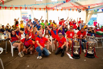 La penya de l’Aplec Caraculers va tornar a instal·lar una pantalla per seguir la final.