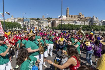 Les xarangues van ser les protagonistes de la desfilada de les colles en l’última jornada de l’Aplec del Caragol. - PAU PASCUAL PRAT