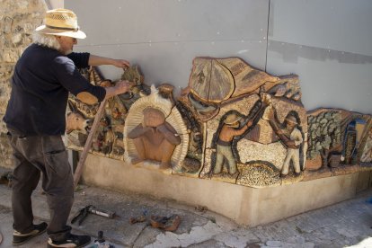Enric Orobitg comença a instal·lar el seu últim mural ceràmic a Verdú - LAIA PEDRÓS