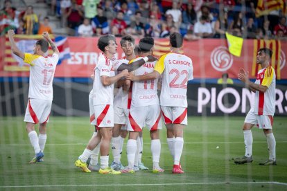 Els jugadors catalans celebren el 2-0 anotat per Carles Aleñà, que va sentenciar el triomf a l’equip de Gerard López davant de Costa Rica. - FCF