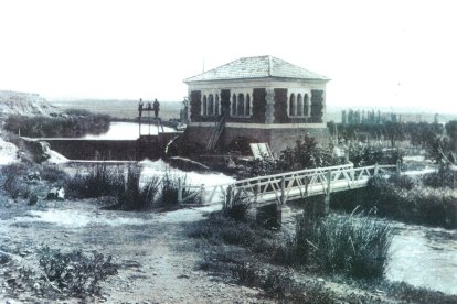 La Catalina, la primera central d’Almenar- El ple d’Almenar va acordar construir una central hidroelèctrica el 1925, i el 1928 ja estava en marxa. Se la coneixia com la Catalina i va quedar en desús amb la posada en marxa de la central actual als anys 80. L’ajuntament desenvolupa treballs per restaurar-la i convertir-la en un museu de la història de l’energia al municipi.