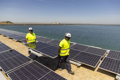 La planta solar flotant d’Alfés s’està instal·lant actualment i es preveu que funcioni a l’agost. - ACN