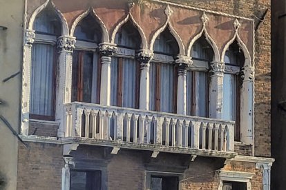 Una ciutat dins l’altra - LLUÏSA PLA