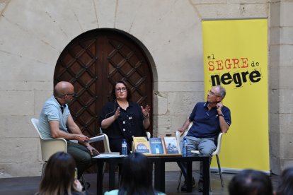 La directora de SEGRE, Anna Sàez, al debat a l’IEI amb Pep Coll i Francesc Baena. - MAGDALENA ALTISENT