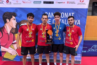 Els jugadors de l’Enoli Borges Vall amb el títol de campions.