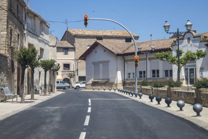 La carretera amb el nou paviment. - LAIA PEDRÓS