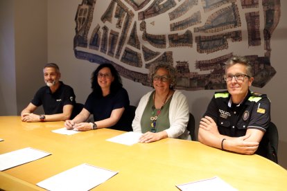 L'alcaldessa i la regidora de Governació, Judit Gisbert i Esther Espluga, acompanyades pel cap de la Policia Local, Josep Garcia, i el delegat sindical, Jaume Vantolra.