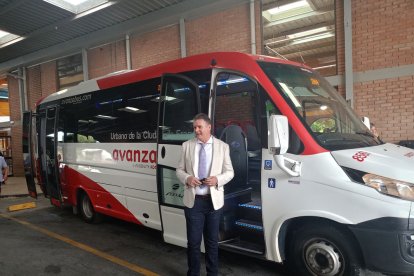 L’alcalde de Fraga, Ignacio Gramún, al costat d’un dels vehicles que des d’ahir donen servei. - E.B.D.