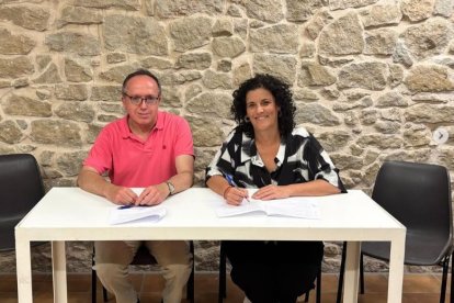 Òscar Garcia i Vanesa Olivart van firmar l’acord de govern. - UNITSPERALMACELLES/INSTAGRAM