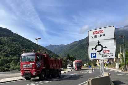 Un camió circulant per l'N-230 a Bossòst, a la Val d'Aran, direcció a Vielha.