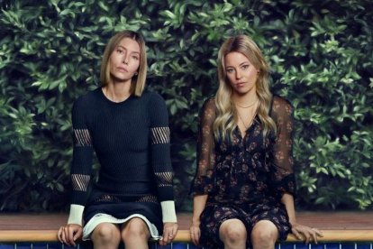 Jessica Biel, al costat d’Elizabeth Banks al cartell promocional. - AMAZON PRIME VIDEO