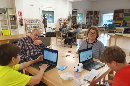 Els alumnes de l’escola FEDAC compartint els seus coneixements de robòtica amb els residents de la Fundació bonÀrea. - CEDIDA