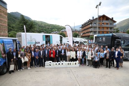 Serveis mòbils- Els participants en la primera jornada del segon congrés de repoblament de Catalunya, que se celebra a Sort, van posar ahir a la tarda amb diversos vehicles de serveis mòbils de banca, salut i cultura que comencen a operar per les zones rurals. En el congrés s’han acreditat 300 participants, 130 dels quals càrrecs públics. - DIPUTACIÓ DE LLEIDA