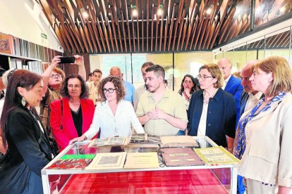 La consellera de Cultura (3a per l’esquerra) va presidir la presentació del fons a l’Arxiu Comarcal. - ACN