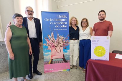 L’alcalde i dos edils, amb la presidenta del grup de dones i els comerciants dels Mangraners. - S.E.