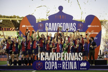 La plantilla del Barça al complet celebra amb eufòria el títol coper a la plataforma organitzada per la Reial Federació Espanyola de Futbol.