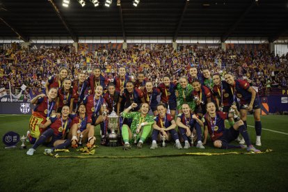 Foto més informal amb el trofeu amb la lleidatana Alba Caño entre Clàudia Pina i Fridolina Rölfo. - EUROPA PRESS