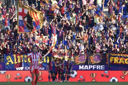 Les jugadores del Barça celebren un dels gols de Pina amb la grada plena d’aficionats blaugrana. - FC BARCELONA