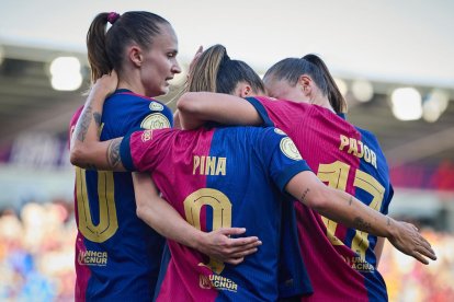 Clàudia Pina és felicitada per Graham Hansen i Pajor. - FC BARCELONA