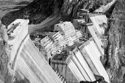 Formigonat de la presa de Santa Anna el 1957. - FONS HISTÒRIC ENDESA. FUNDACIÓ ENDESA
