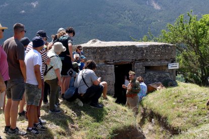 Els assistents, davant d’una de les fortificacions de l’exèrcit. - ORIOL RIART