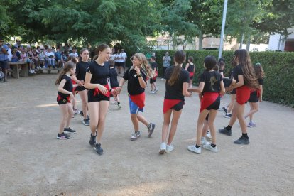 Els més joves van protagonitzar les danses del Pou Bo. - J.GÓMEZ