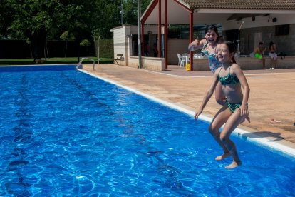 Dos nenes es llancen a la piscina mitjana d’Agramunt.