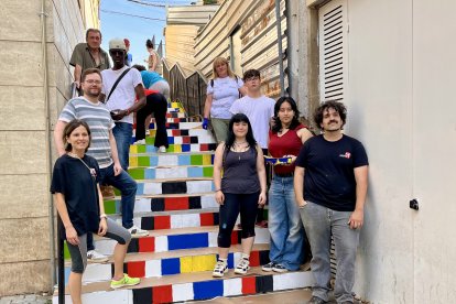 El regidor de Participació, Roberto Pino, amb els joves a les escales de la plaça de l'Ereta