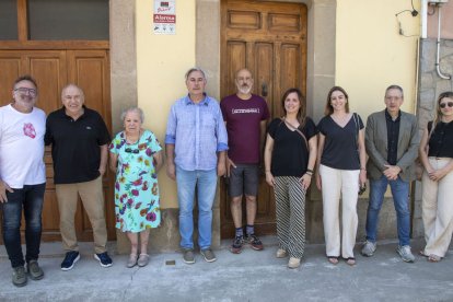 Tres dels cinc nebots de l’homenatjat amb els alcaldes de Tornabous i Anglesola, entre altres autoritats. - LAIA PEDRÓS