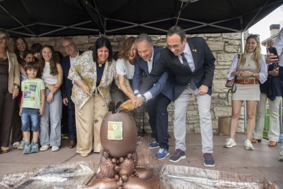 Núria Gil, Helena Garcia Melero, Francesc Lluch i Josep Rull, trencant els ous de xocolate. - C. MARSIÑACH