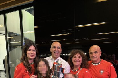 Robert Martínez posa amb el trofeu amb la seua esposa Beth, les seues tres filles, la germana i el cunyat.