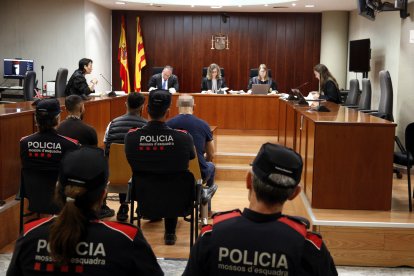 Els dos homes jutjats per introduir més de 13.000 pastilles d'èxtasi a l'estat espanyol, durant el judici a l'Audiència de Lleida, custodiats pels Mossos d'Esquadra.
