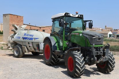 Un agricultor de Linyola, exhibint el seu tractor. - J.GÓMEZ