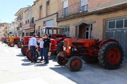 Exhibició de tractors al centre del municipi. - J.GÓMEZ