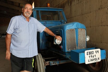 Jaume Pedrós amb el seu tractor més antic, adquirit l’any 1961. - J.GÓMEZ