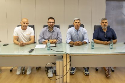 Membres del consistori, ahir amb propietaris afectats. - JORDI ECHEVARRIA
